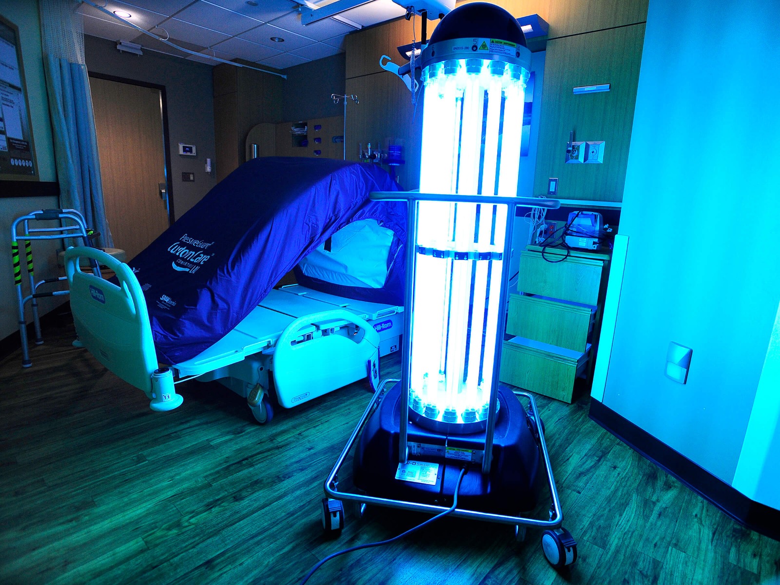 Robot UV para uso hospitalario