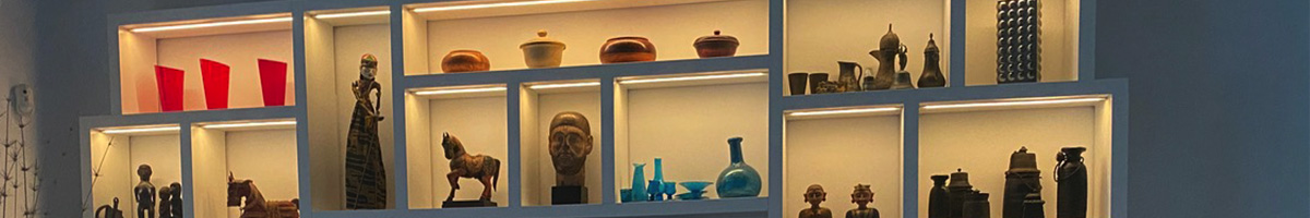 Un propietario europeo quería mostrar su colección privada de estatuas, cerámica y vidrio artístico con la iluminación más natural y precisa posible. Para conseguirlo, eligieron las tiras LED LumiFlex3098+ SunLike de Lumistrips, que proporcionaban una ilu