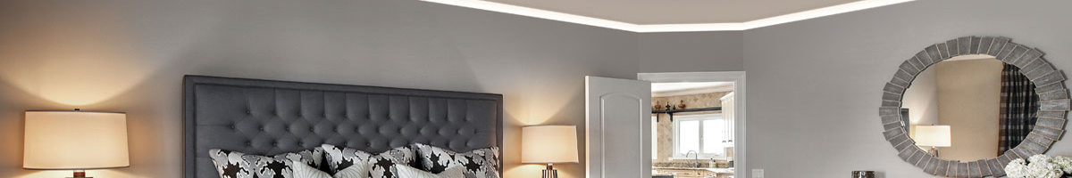 Las tiras de luz LED en un dormitorio son una forma excelente de crear un ambiente cálido y acogedor a la vez que proporcionan una iluminación práctica. Las tiras de LED son flexibles, energéticamente eficientes y pueden instalarse fácilmente para consegu